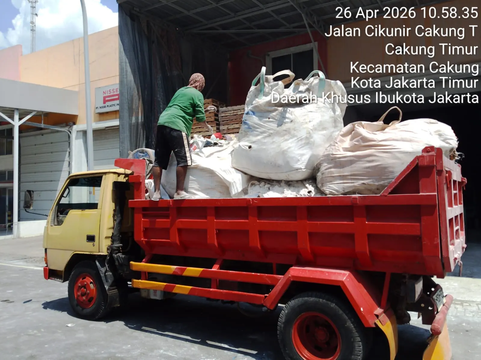 Armada Widy Trans untuk jasa buang puing dan sampah proyek
